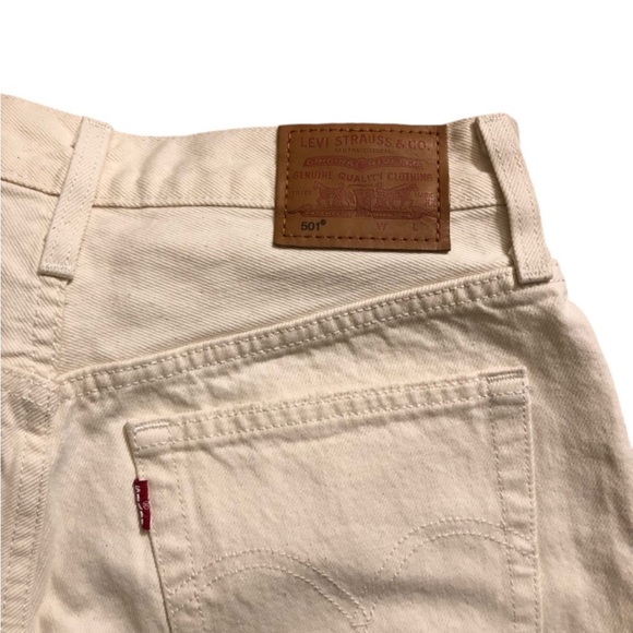 Levi's Off-White Cream Ivory 501 Cutoff Denim Jean Shorts size 26 - Picture 3 of 9